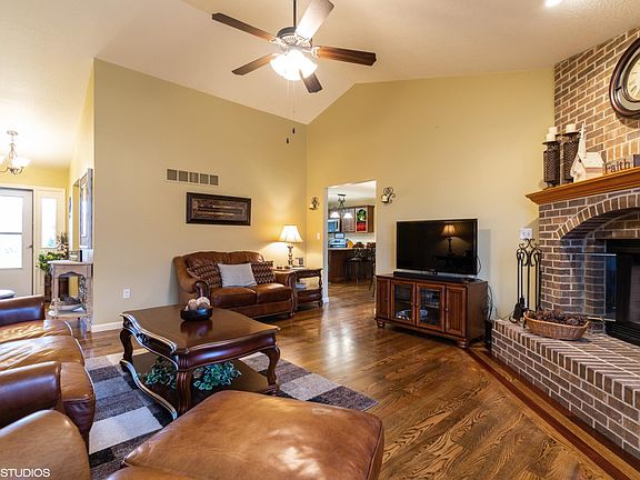 04_804DogwoodCove_165_LivingRoom_HiRes
