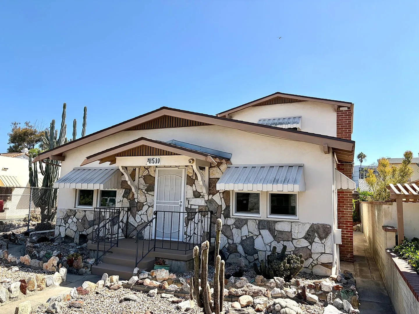 3 Bed, 1 Bath House in College Area! Water/Trash Included! — Photo 2