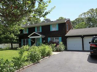 55 Pinedale Rd, Hauppauge, NY 11788