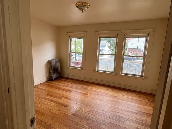 front bedroom (no closet)