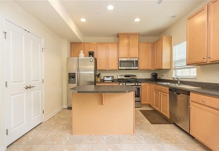 627 Edison Dr — Photo 3