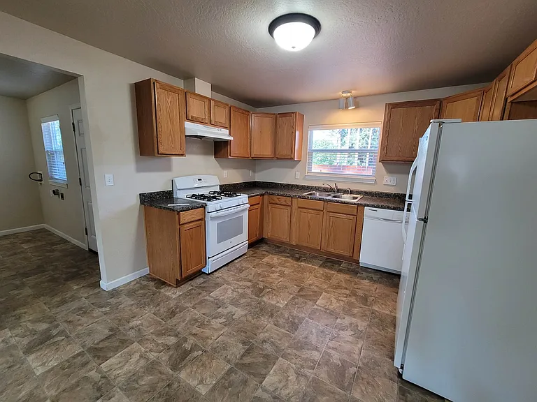 1694 Cloverlawn Dr — Photo 5