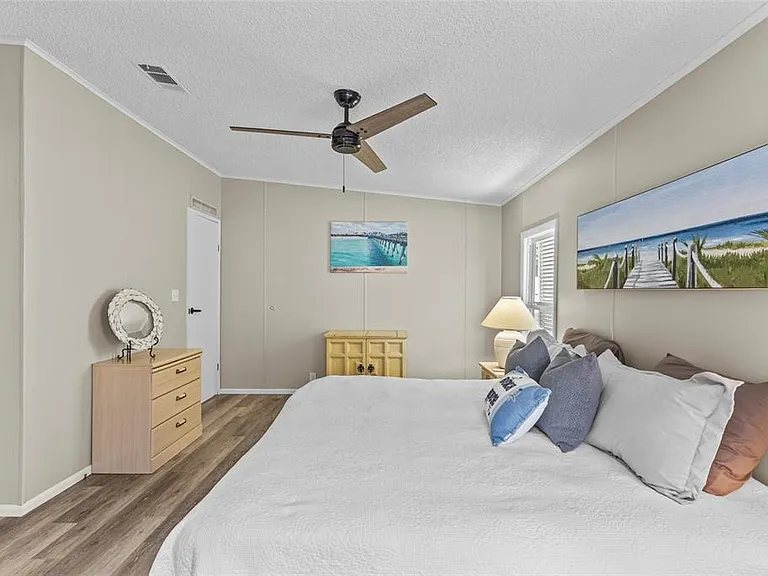 611 La Jolla Cir — Photo 14