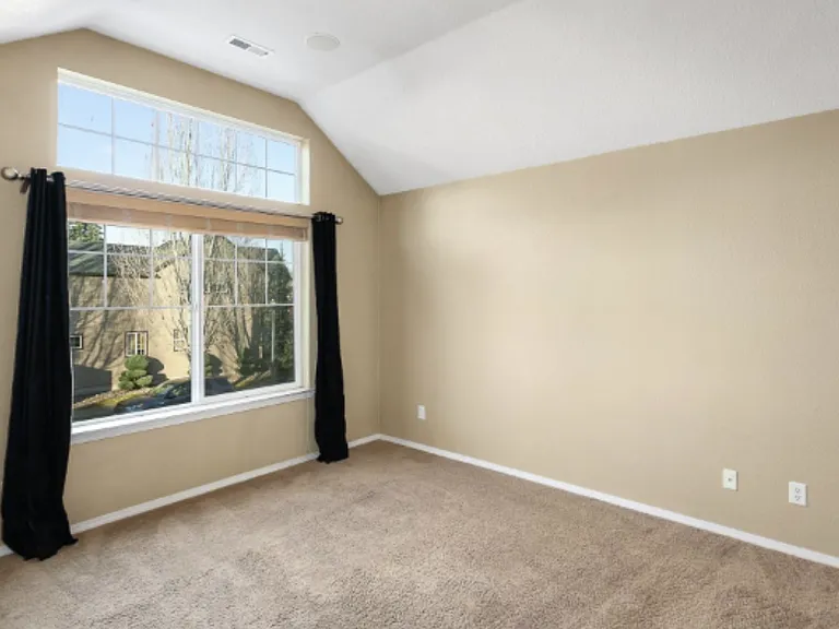 1022 SE Bacarra St — Photo 10