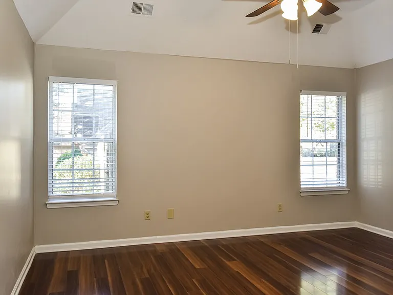 2102 Heather Rdg — Photo 10