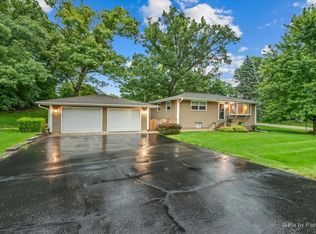 12 Oak Dr, Oakwood Hills, IL 60013