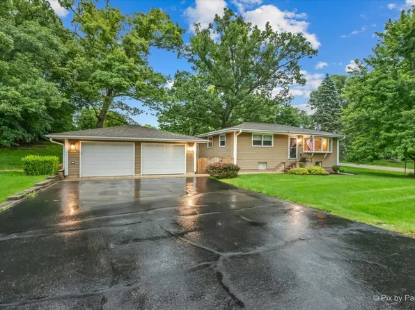 12 Oak Dr, Oakwood Hills, IL 60013
