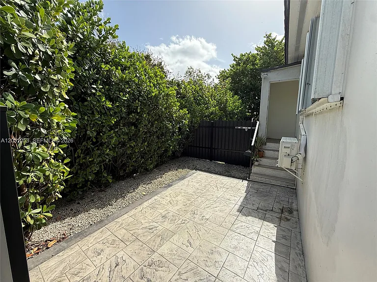2001 SW 82nd Pl #ADU — Photo 2