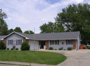 20 Central Dr, Sullivan, IL 61951