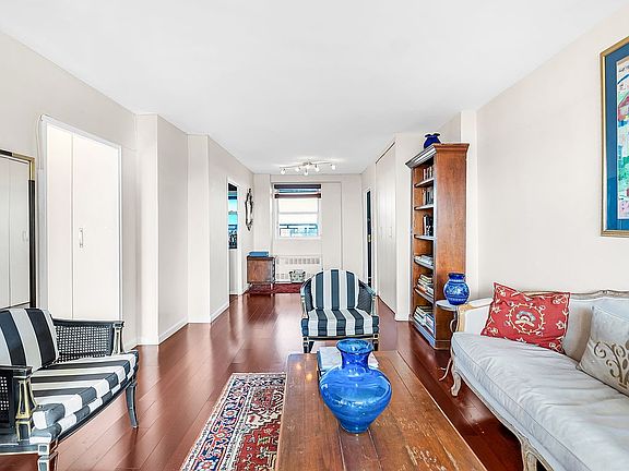3rd image of 5900 Arlington Ave APT 10S