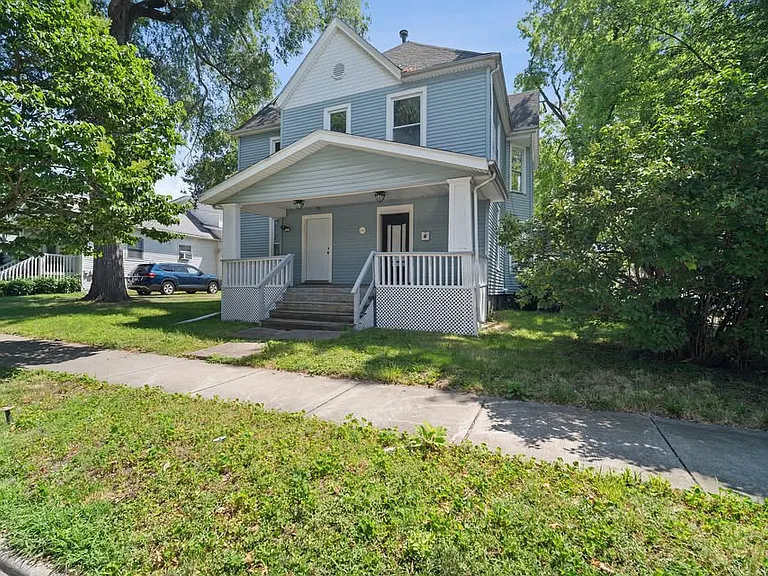 1101 N Oak St — Photo 1