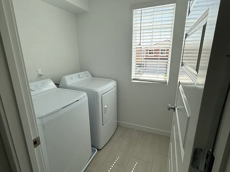 1059 Silverstone Way — Photo 14