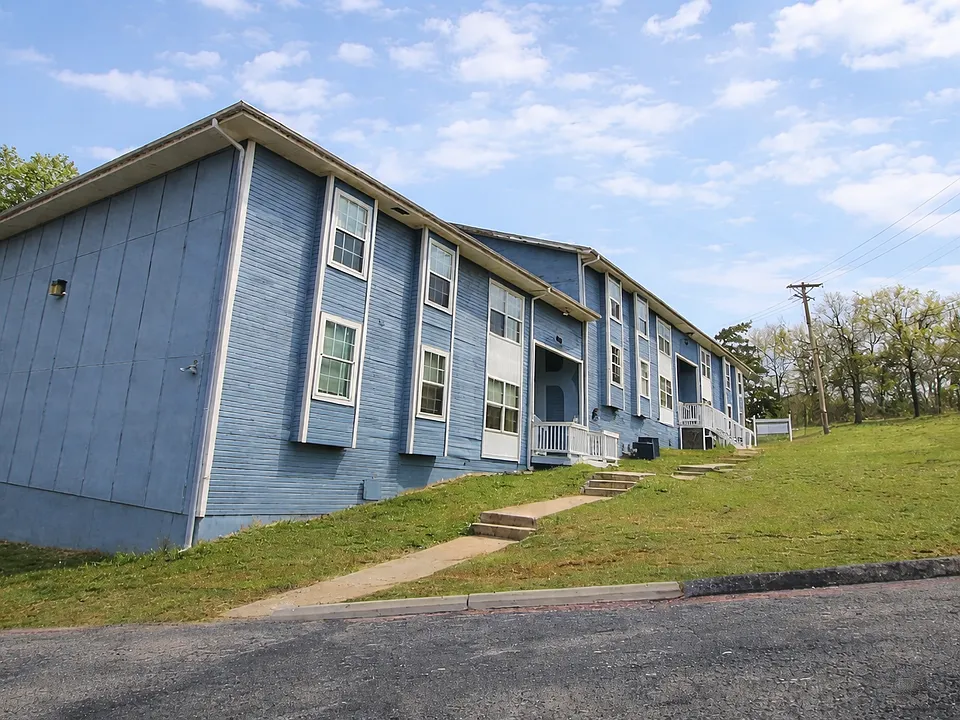 Douglas Apartments - 400 Judy Street - Heart of Branson