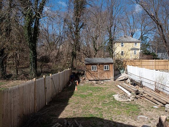 5th image of 8 Pleasant St
