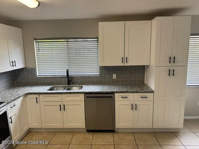 425 Tewksbury Ln NE — Photo 7