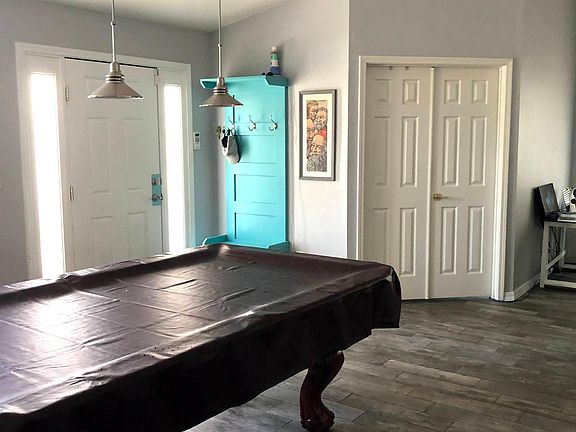 Game room pool table stays