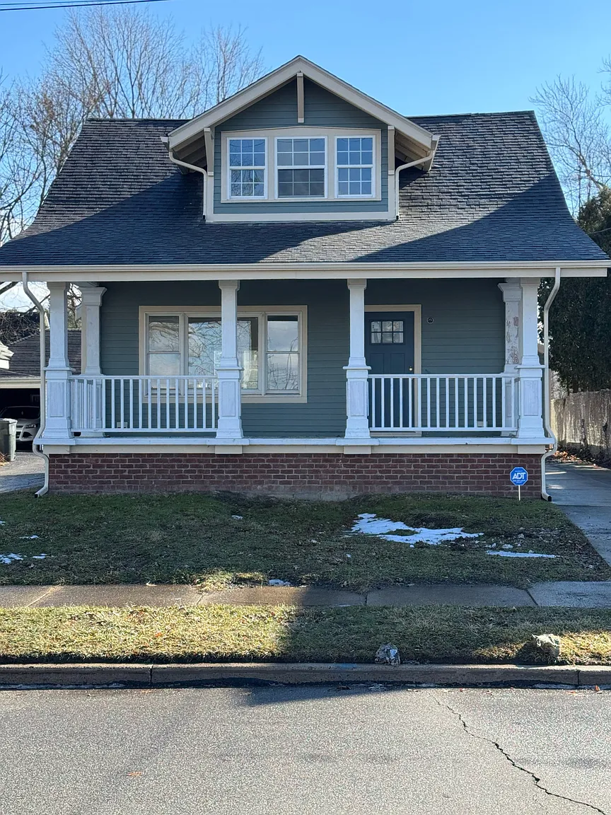556 Bank St NE photo 1