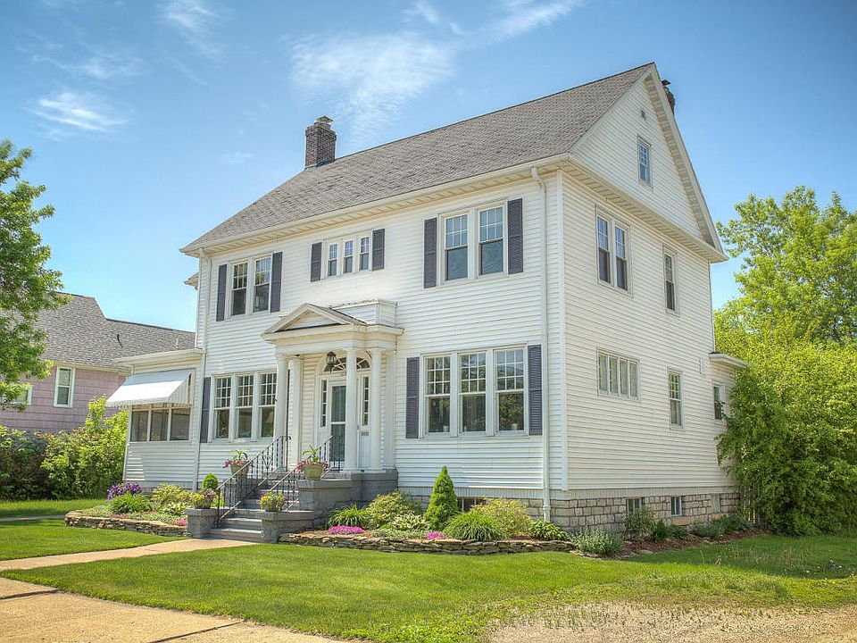 1st image of 325 1st St