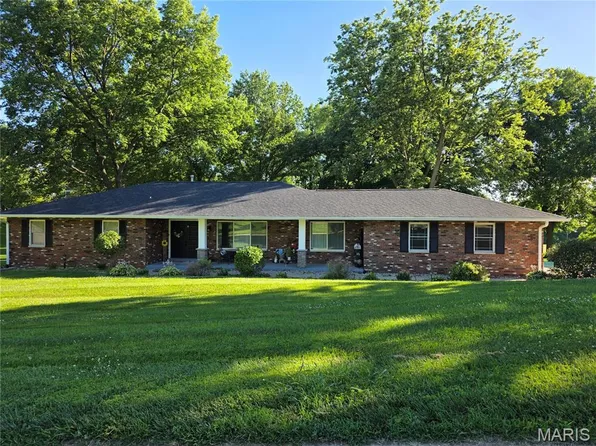8 W Lockhaven Ct, Edwardsville, IL 62025