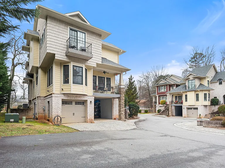 160 Park Pointe Cir #NA — Photo 3
