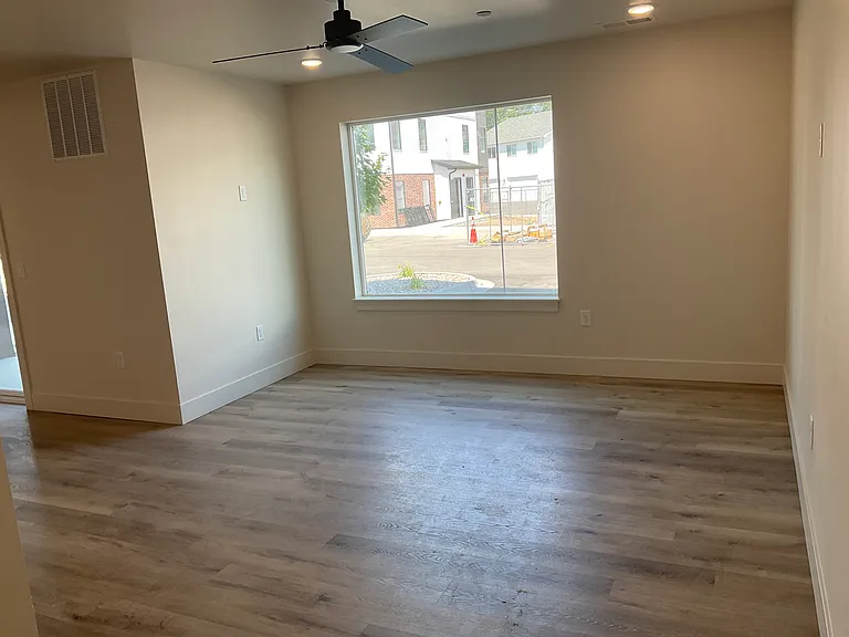796 E Sunnyside Rd #101 — Photo 3