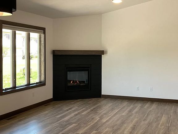 2nd image of 2392 Jacobsen Rd