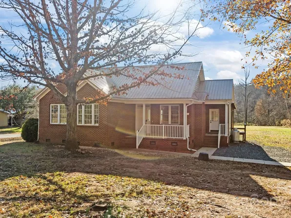 5881 Hidden Oaks Ln, Clover, SC 29710