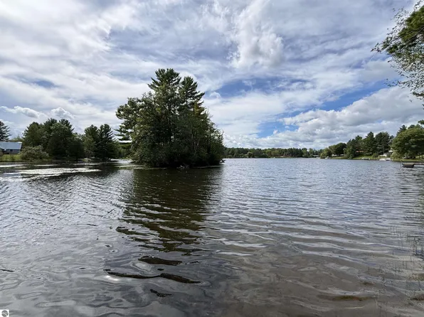 8111 Lake Lure Dr, Evart, MI 49631