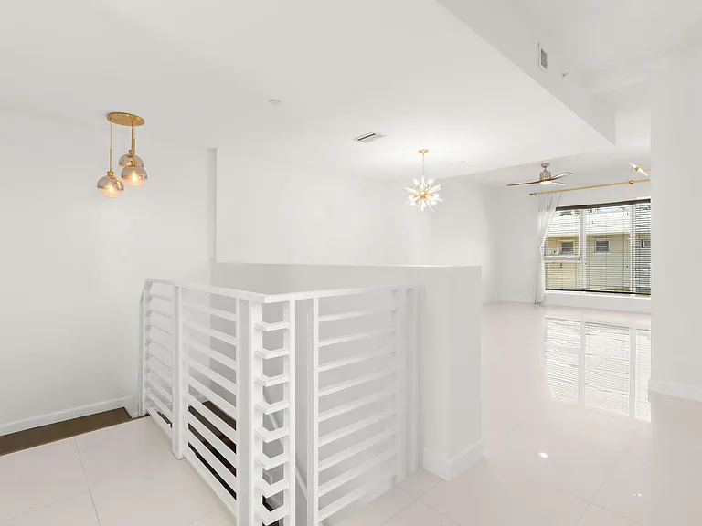 622 NE 10th Ave — Photo 9