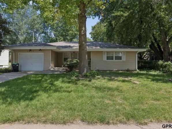 1813 Maenner Dr, Omaha, NE 68114