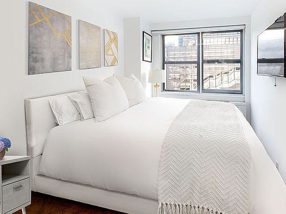 4th image of 7 E 14th St APT 815