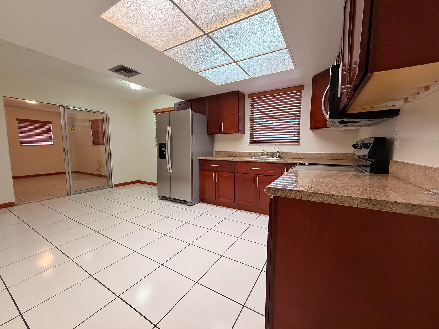 4 bed, 2.0 bath, 1734 sqft, $3,800 — Photo 2
