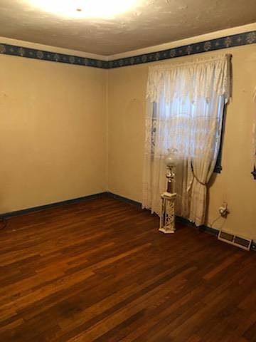2nd image of 1669 Holt Ln