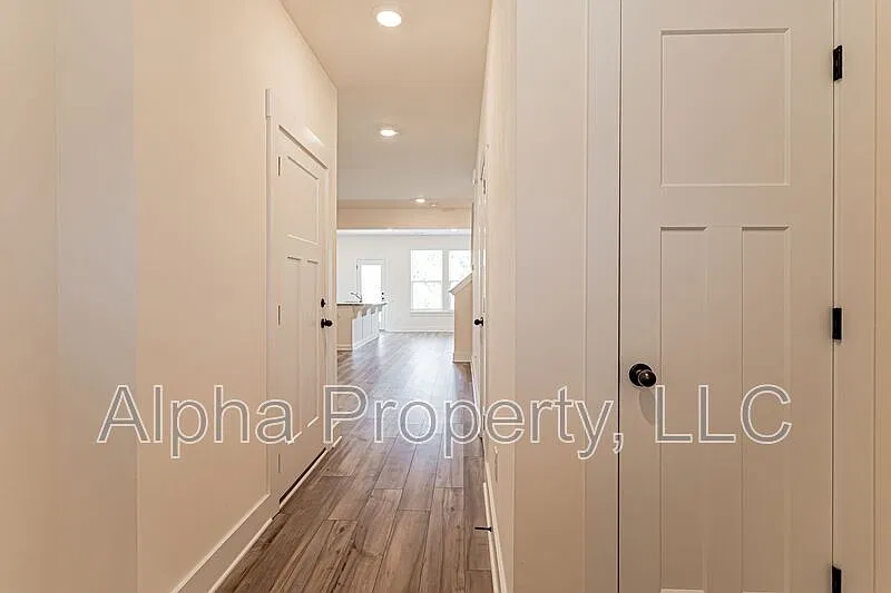 3 bed, 2.5 bath, 1600 sqft, $1,600 — Photo 2