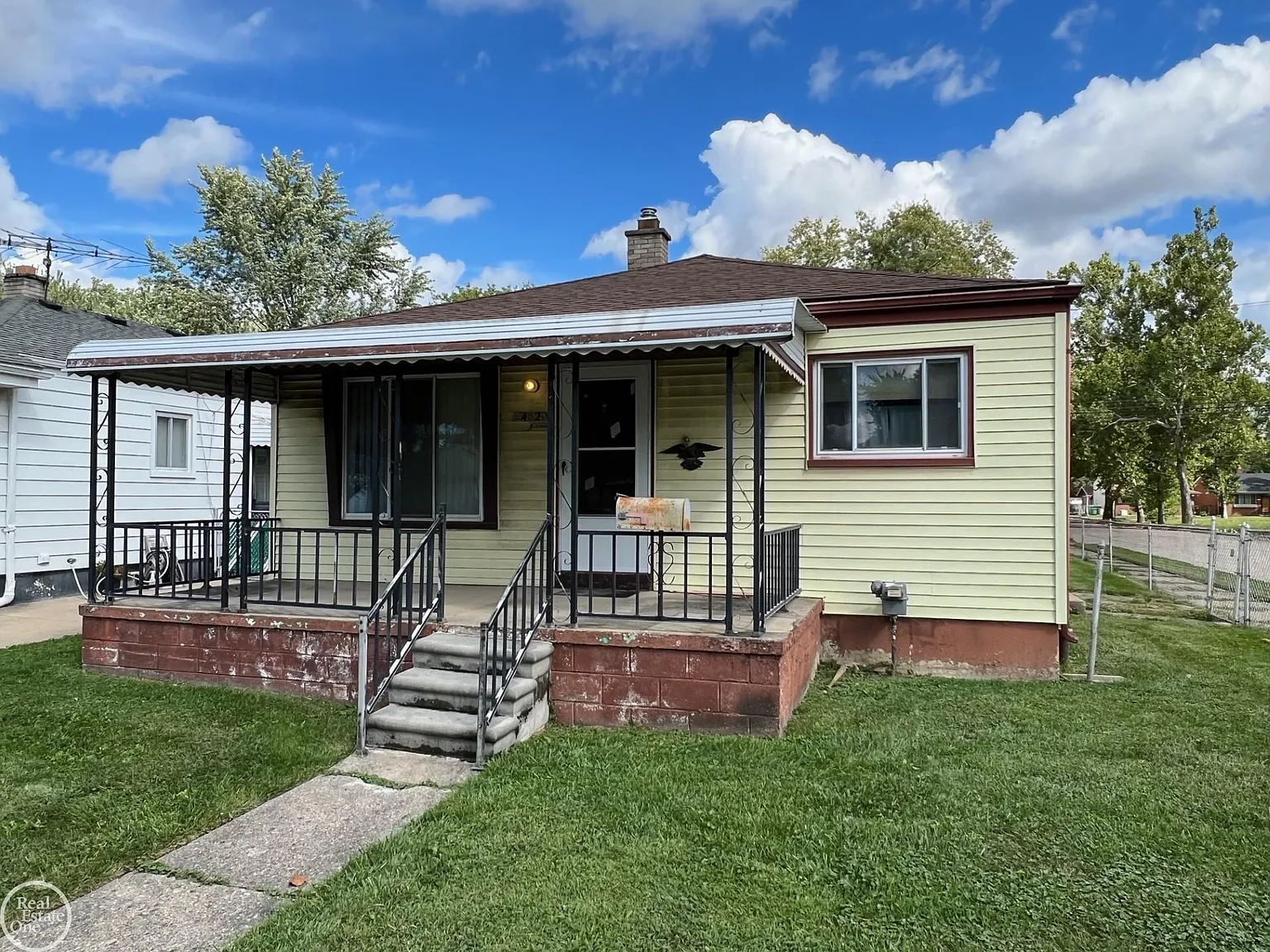 24820 Hayes Ave photo 1
