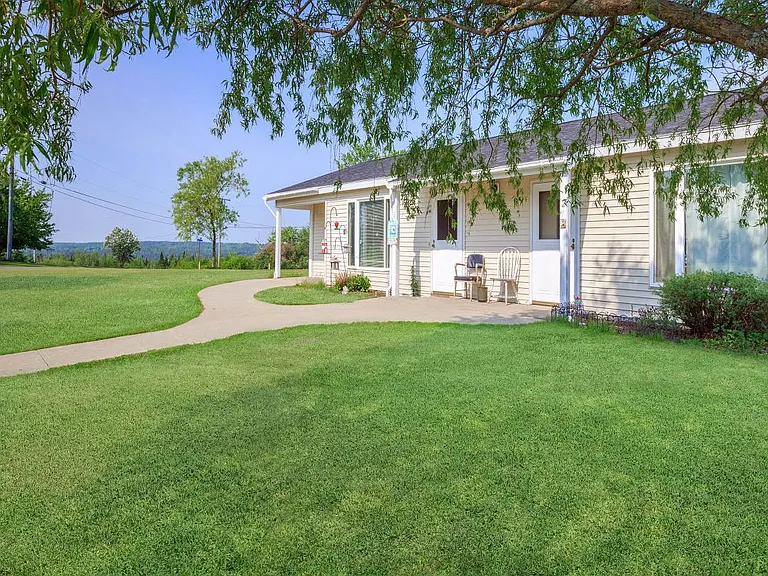 Pleasant View Manor — Photo 8