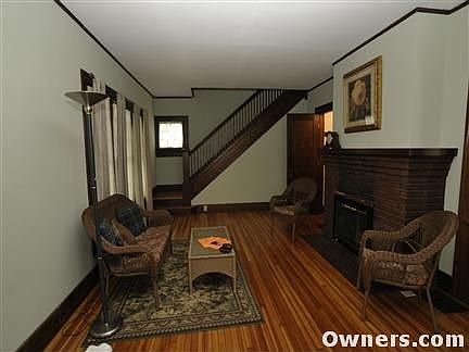 Huge Living Rm w Fireplace,Antique windows