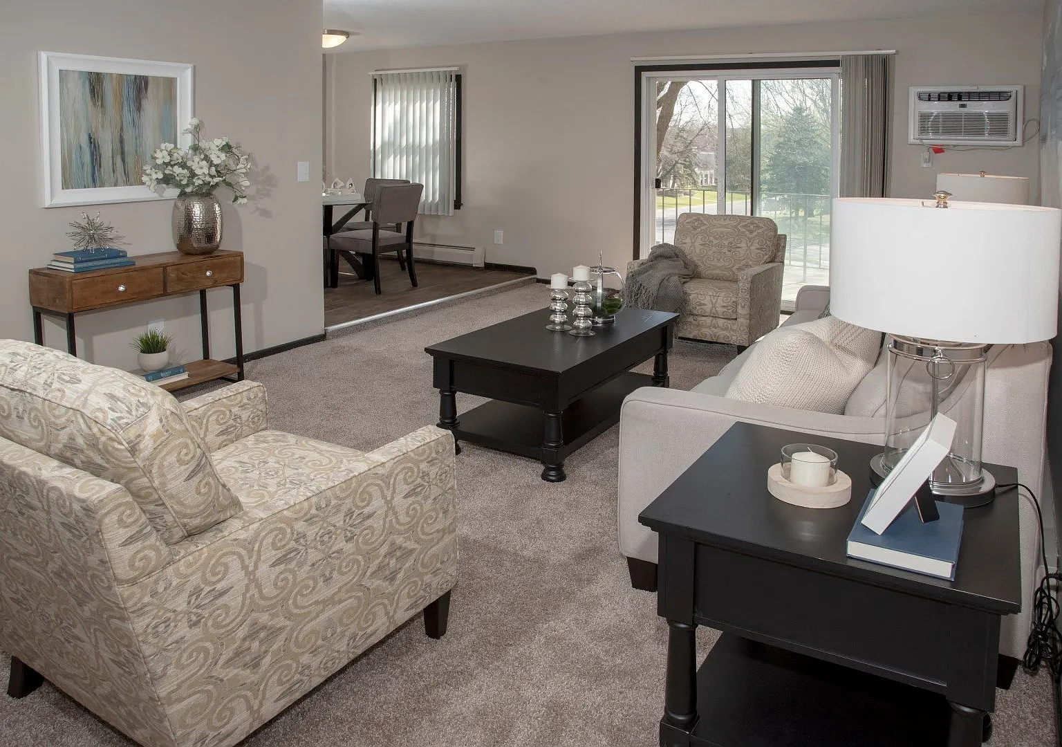Chateau Apartments — Photo 3