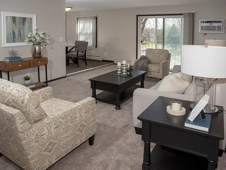 Chateau Apartments — Photo 3