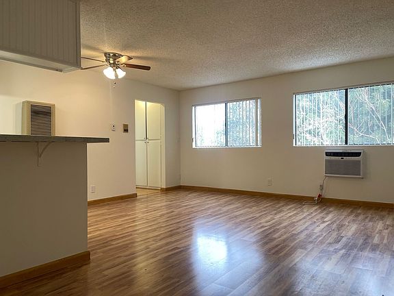 4th image of 12603 Oxnard St APT 10