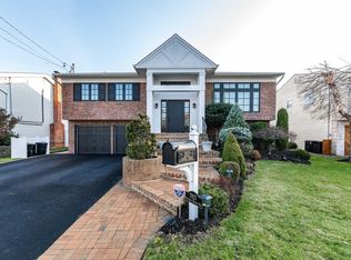 2821 Covered Bridge Rd, Merrick, NY 11566