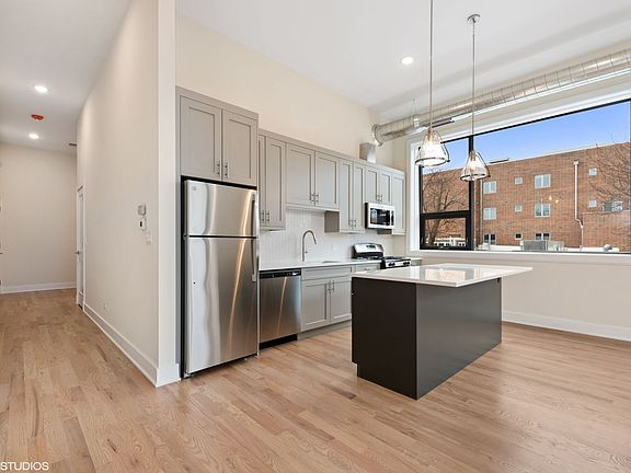 2nd image of 4405 N Artesian Ave #214