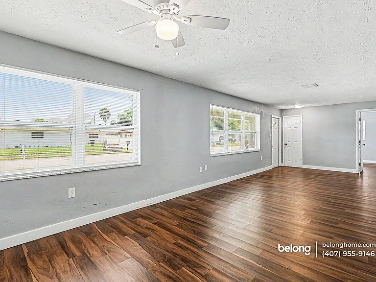 1147 Manatee Dr — Photo 3