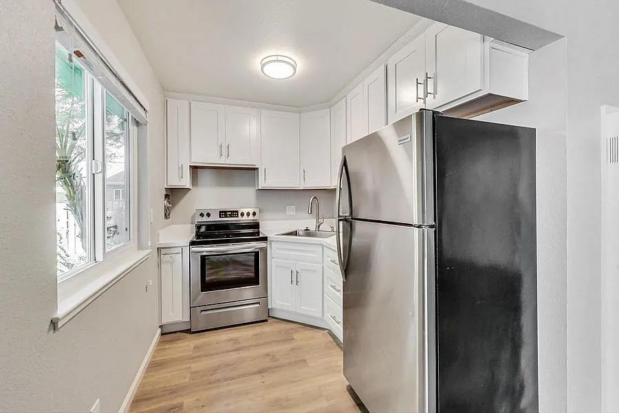 Fully Renovated Studio with Alcove Perfect for Home Office! — Photo 2