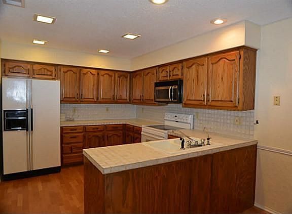 4th image of 2518 Millcroft Ln