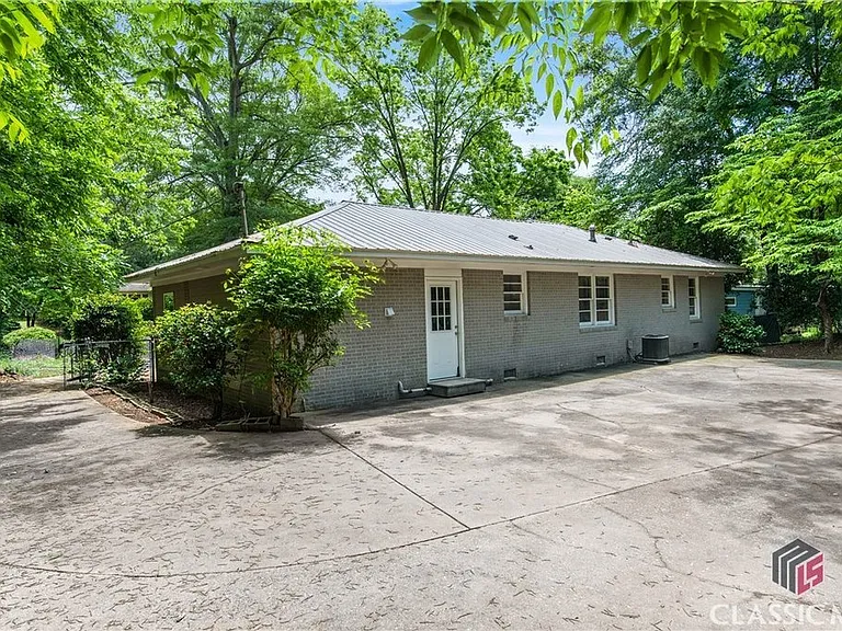 135 Hillside St — Photo 26