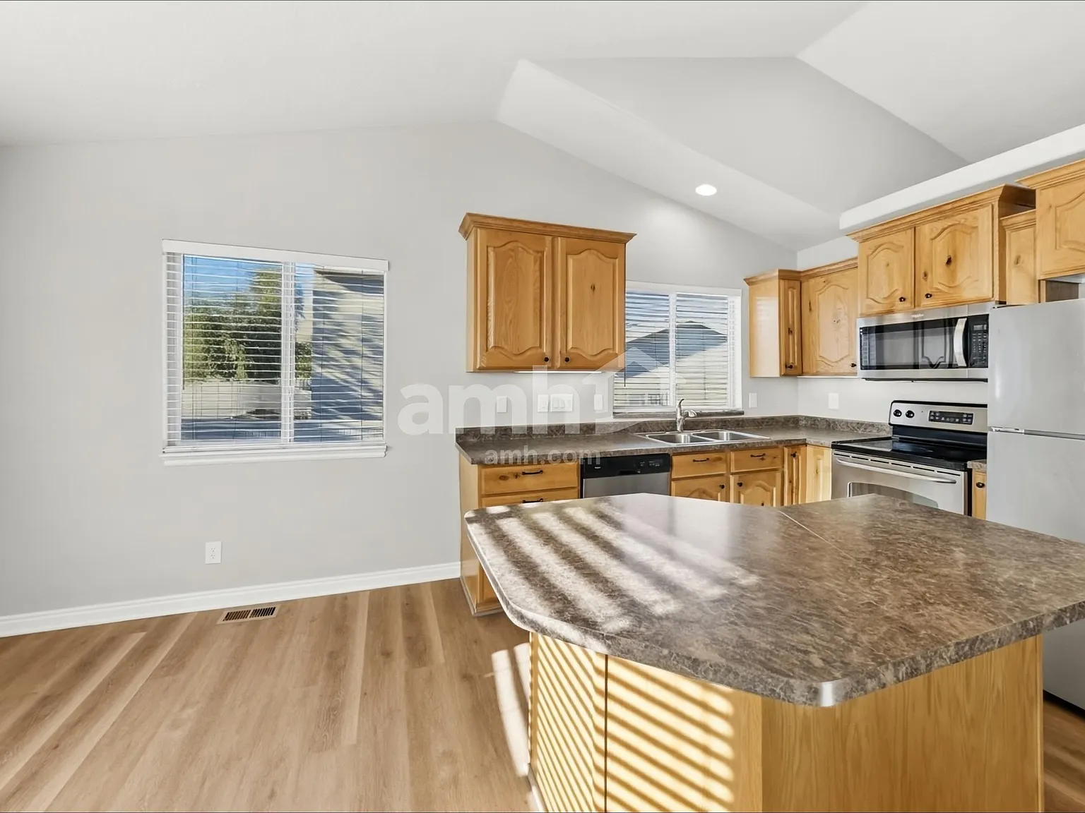 6 bed, 3.5 bath, 3040 sqft, $3,250 — Photo 3