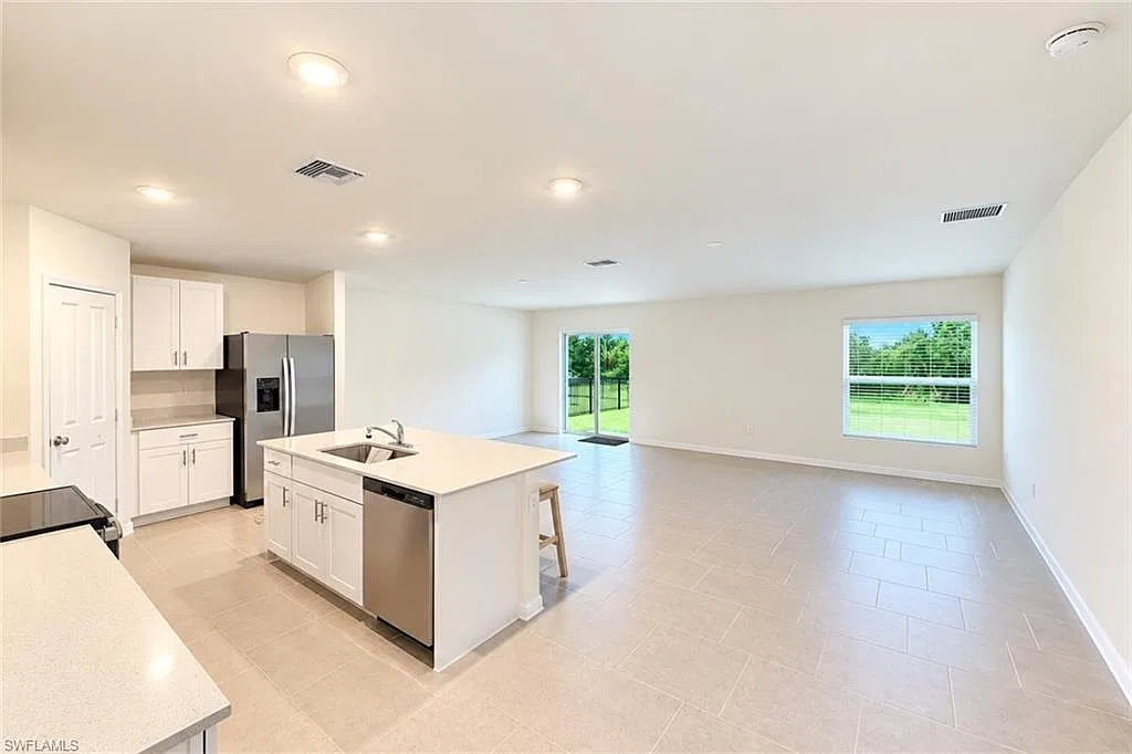 4 bed, 2.0 bath, 2176 sqft, $2,300 — Photo 3