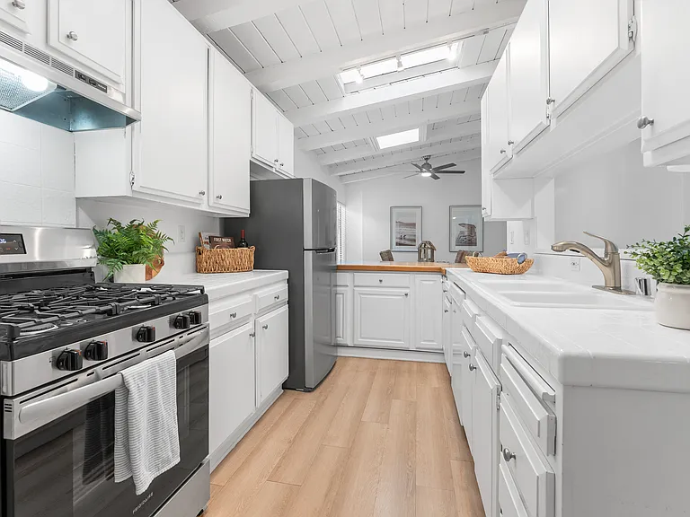214 E Balboa Blvd — Photo 9