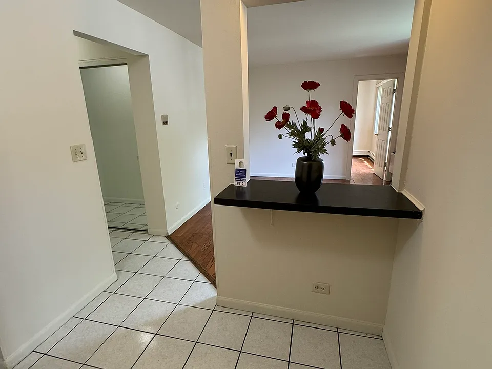 1702 W Victoria Dr #303
